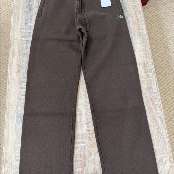 Alo Yoga Scholar Straight Leg Sweatpant in the Espresso colorway, size XS NWT!!! - Picture 2 of 9